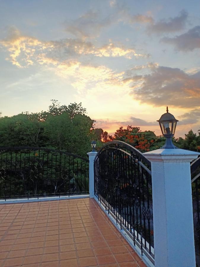 Angono El Castillo Bed And Breakfast المظهر الخارجي الصورة